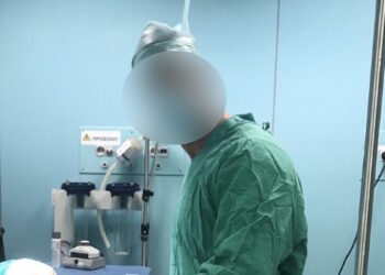 «Δεν είμαι γιατρός, έχω κέντρο αισθητικής» λέει ο 40χρονος που έδειρε την οδηγό και φωτογραφίζεται με τη χειρουργική ποδιά επί το έργον