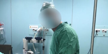 Alldaynews.gr «Δεν είμαι γιατρός, έχω κέντρο αισθητικής» λέει ο 40χρονος που έδειρε την οδηγό και φωτογραφίζεται με τη χειρουργική ποδιά επί το έργον