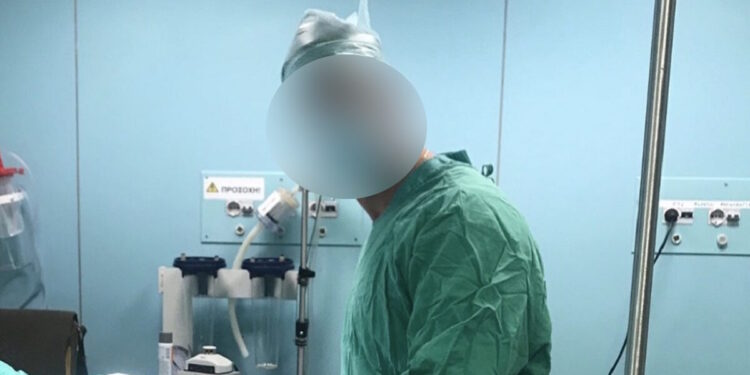 Alldaynews.gr «Δεν είμαι γιατρός, έχω κέντρο αισθητικής» λέει ο 40χρονος που έδειρε την οδηγό και φωτογραφίζεται με τη χειρουργική ποδιά επί το έργον