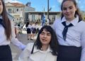 Alldaynews.gr Συγκινητική στιγμή – Η πρώτη παρέλαση της μικρής Αλεξίας μετά τον τραυματισμό της από αδέσποτη σφαίρα