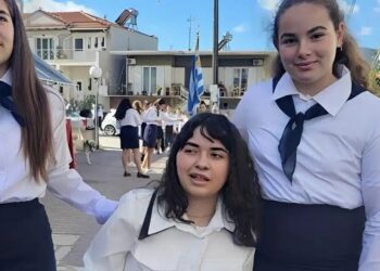 Συγκινητική στιγμή – Η πρώτη παρέλαση της μικρής Αλεξίας μετά τον τραυματισμό της από αδέσποτη σφαίρα