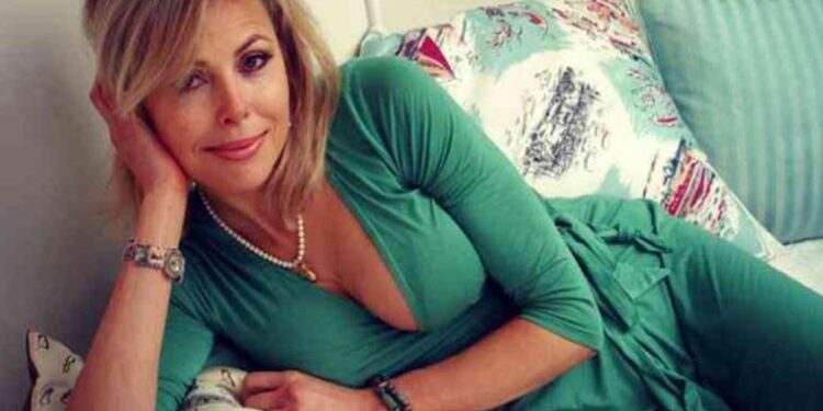 Alldaynews.gr «Πήγα με κάποιον για ένα βράδυ και τώρα απειλεί να τα πει όλα στον άντρα μου. Δεν θέλω να χωρίσω»