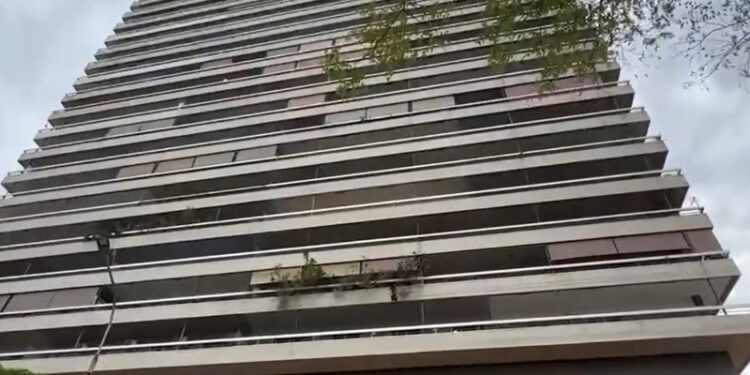 Alldaynews.gr Σοκ στο κέντρο της Αθήνας: Άνδρας έπεσε από τον 24ο όροφο του Πύργου Απόλλων