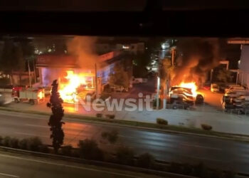 Βίντεο ντοκουμέντα από τη φωτιά στη γνωστή έκθεση αυτοκινήτων (video)