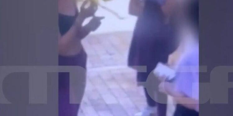 Alldaynews.gr Η σπαρακτική περιγραφή 13χρονης για το bullying που βίωνε από 17χρονη – «Κάθε φορά που με έβλεπε, με έβριζε και με έφτυνε»