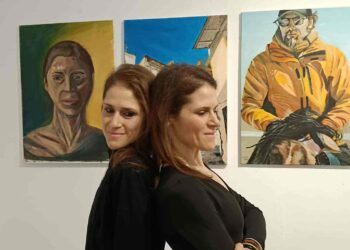Οι δίδυμες αδελφές Στέλλα και Μαρία Παπά κατακτούν τον κόσμο της τέχνης