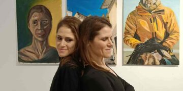 Οι δίδυμες αδελφές Στέλλα και Μαρία Παπά κατακτούν τον κόσμο της τέχνης