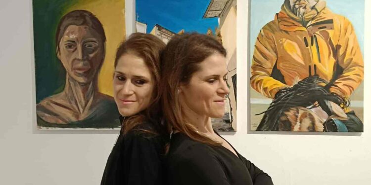 Οι δίδυμες αδελφές Στέλλα και Μαρία Παπά κατακτούν τον κόσμο της τέχνης