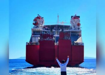 Η φωτογραφία της χρονιάς από την Σίκινο – Ο συγκλονιστικός αποχαιρετισμός του δημάρχου στους μαθητές που γιόρτασαν την 28η Οκτωβρίου με τα παιδιά του νησιού