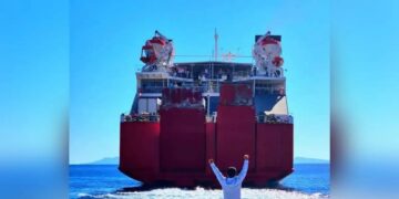 Alldaynews.gr Η φωτογραφία της χρονιάς από την Σίκινο – Ο συγκλονιστικός αποχαιρετισμός του δημάρχου στους μαθητές που γιόρτασαν την 28η Οκτωβρίου με τα παιδιά του νησιού