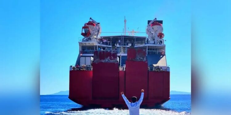 Alldaynews.gr Η φωτογραφία της χρονιάς από την Σίκινο – Ο συγκλονιστικός αποχαιρετισμός του δημάρχου στους μαθητές που γιόρτασαν την 28η Οκτωβρίου με τα παιδιά του νησιού