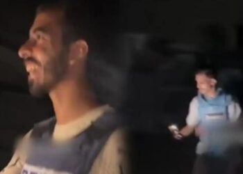 Η συγκινητική στιγμή που δημοσιογράφοι στη χωρίς ρεύμα και ίντερνετ Γάζα ανακοινώνουν την εκεχειρία Χαμάς – Ισραήλ