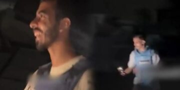 Η συγκινητική στιγμή που δημοσιογράφοι στη χωρίς ρεύμα και ίντερνετ Γάζα ανακοινώνουν την εκεχειρία Χαμάς – Ισραήλ