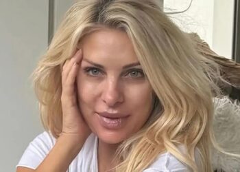 Alldaynews.gr Ελένη Μενεγάκη: Οι νέες πόζες στον καναπέ της με natural look και ο απολαυστικός διάλογος με τη Ναταλία Γερμανού