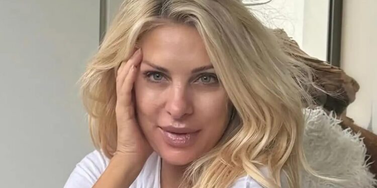 Alldaynews.gr Ελένη Μενεγάκη: Οι νέες πόζες στον καναπέ της με natural look και ο απολαυστικός διάλογος με τη Ναταλία Γερμανού