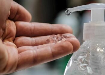 Η ΕΕ εξετάζει την απαγόρευση της αιθανόλης στα απολυμαντικά χεριών: Φόβος για καρκίνο και επιπλοκές στην εγκυμοσύνη