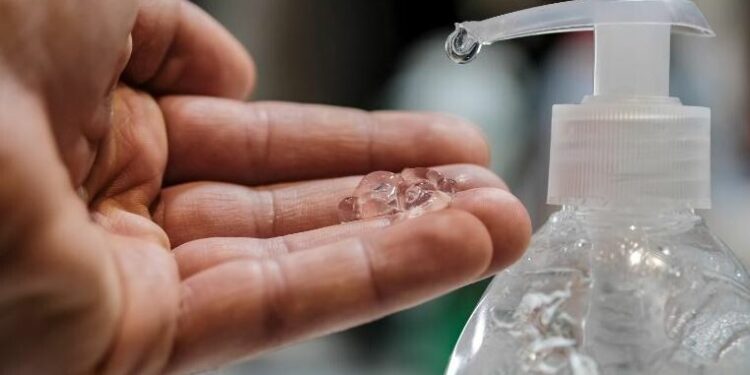 Η ΕΕ εξετάζει την απαγόρευση της αιθανόλης στα απολυμαντικά χεριών: Φόβος για καρκίνο και επιπλοκές στην εγκυμοσύνη