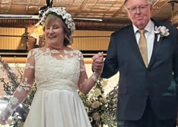 Εκείνη 76, εκείνος 81: Η ιστορία αγάπης που συγκινεί το διαδίκτυο