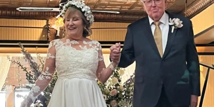 Εκείνη 76, εκείνος 81: Η ιστορία αγάπης που συγκινεί το διαδίκτυο