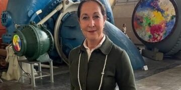 Alldaynews.gr Η θετή κόρη βασάνιζε για ώρες την Γερμανίδα δήμαρχο στο υπόγειο του σπιτιού τους – Της έκαψε μαλλιά και ρούχα με αναπτήρα και αποσμητικό