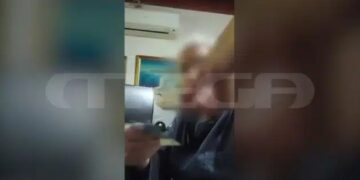 Ιερέας ρίχνει τα χαρτιά σε πιστούς και παίρνει λεφτά μέσα σε εκκλησία