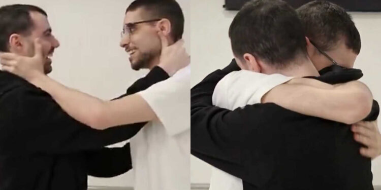 Alldaynews.gr Η στιγμή που ο όμηρος που τον είχε αναγκάσει η Χαμάς να σκάψει τον τάφο του συναντά συγκρατούμενό του – Η επανένωση με την οικογένειά του