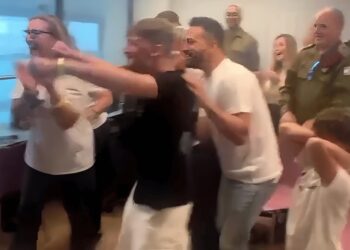 Ρίγη συγκίνησης και δάκρυα χαράς στην επιστροφή των Ισραηλινών ομήρων της Χαμάς – Ρίχτηκαν στις αγκαλιές των δικών τους