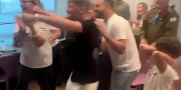 Ρίγη συγκίνησης και δάκρυα χαράς στην επιστροφή των Ισραηλινών ομήρων της Χαμάς – Ρίχτηκαν στις αγκαλιές των δικών τους