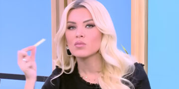 Alldaynews.gr Κατερίνα Καινούργιου: Εμφανίστηκε με φαρδιά ρούχα αλλά η φουσκωμένη κοιλίτσα δεν κρύβεται πια