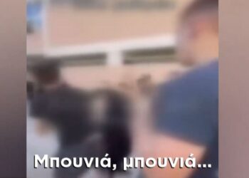 Alldaynews.gr Άγριο ξύλο μεταξύ μαθητών στην αυλή σχολείου – Συμμαθητές βγάζουν βίντεο και φωνάζουν «κι άλλο»