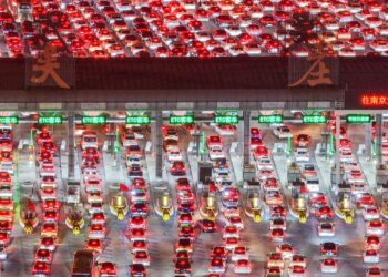 Αδιανόητο μποτιλιάρισμα – 35 ώρες μέσα στα αυτοκίνητα: Μιλιούνια από ΙΧ «στριμώχνονται» να περάσουν από διόδια (video)