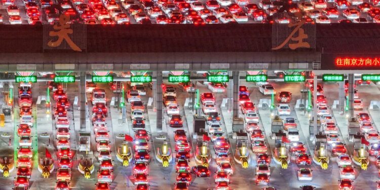 Alldaynews.gr Αδιανόητο μποτιλιάρισμα – 35 ώρες μέσα στα αυτοκίνητα: Μιλιούνια από ΙΧ «στριμώχνονται» να περάσουν από διόδια (video)