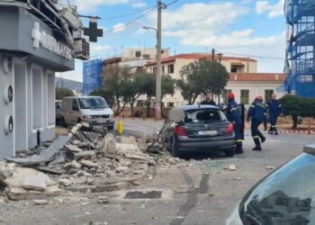 Κατάρρευση μπαλκονιών: Μία γυναίκα τραυματίστηκε, μεγάλες ζημιές σε αυτοκίνητα – «Τα αμάξια πολτοποιήθηκαν» λέει ο Δήμαρχος (video)