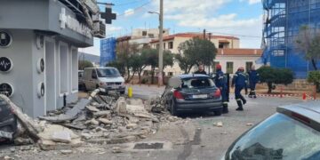 Alldaynews.gr Κατάρρευση μπαλκονιών: Μία γυναίκα τραυματίστηκε, μεγάλες ζημιές σε αυτοκίνητα – «Τα αμάξια πολτοποιήθηκαν» λέει ο Δήμαρχος (video)