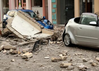 «Παραλίγο δεν σκοτώθηκα – Τι ήταν αυτό Χριστέ μου» – Ανατριχιαστικό βίντεο από την πτώση μπαλκονιού (video)