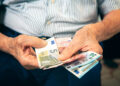 Alldaynews.gr Συναγερμός για τα λεφτά στην τράπεζα: Αν έχεις μετρητά, δες τι ετοιμάζει η Εφορία – Έρχεται «χτύπημα»
