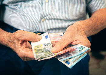 Συναγερμός για τα λεφτά στην τράπεζα: Αν έχεις μετρητά, δες τι ετοιμάζει η Εφορία – Έρχεται «χτύπημα»