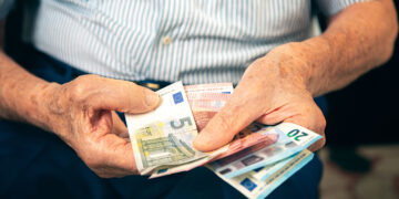 Alldaynews.gr Συναγερμός για τα λεφτά στην τράπεζα: Αν έχεις μετρητά, δες τι ετοιμάζει η Εφορία – Έρχεται «χτύπημα»
