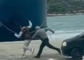 Απίστευτα πράγματα: Οδηγός κυνηγάει στο λιμάνι Ρομά που του έκλεψε τους υαλοκαθαριστήρες