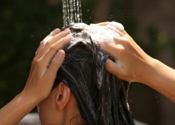 Να λούζετε τα μαλλιά σας στο ντους ή με το κεφάλι προς τα κάτω; Η τεράστια διαφορά που λίγοι γνωρίζουν