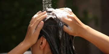 Alldaynews.gr Να λούζετε τα μαλλιά σας στο ντους ή με το κεφάλι προς τα κάτω; Η τεράστια διαφορά που λίγοι γνωρίζουν