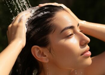 Να λούζετε τα μαλλιά σας στο ντους ή με το κεφάλι προς τα κάτω; Η τεράστια διαφορά που λίγοι γνωρίζουν
