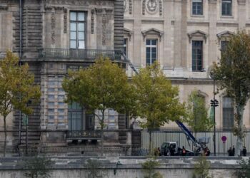 Viral διαφήμιση από την εταιρεία του ανυψωτικού που χρησιμοποίησαν οι κλέφτες στο Λούβρο – «Μεταφέρουμε τους θησαυρούς σας γρήγορα και αθόρυβα»