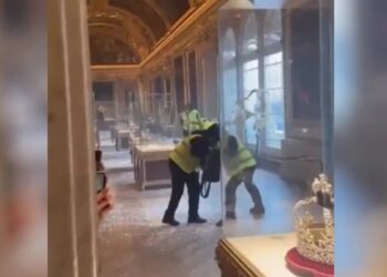 Νέα βίντεο από την κλοπή του αιώνα στο Λούβρο – Η στιγμή που οι δράστες το σκάνε με τα κοσμήματα αξίας άνω των 80 εκατ. ευρώ