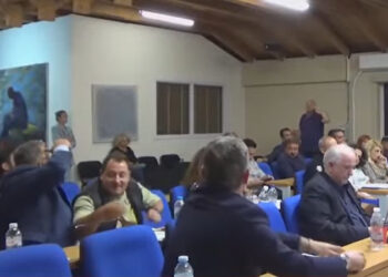 Alldaynews.gr Χαμός στο δημοτικό συμβούλιο Μεσολογγίου: «Πέθανες, πέθανες, θα περπατάς στον δρόμο με φουστίτσα» είπε ο πρώην δήμαρχος