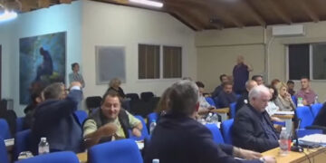Χαμός στο δημοτικό συμβούλιο Μεσολογγίου: «Πέθανες, πέθανες, θα περπατάς στον δρόμο με φουστίτσα» είπε ο πρώην δήμαρχος