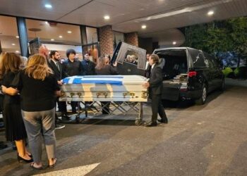 Μαρία Νιώτη: Ανείπωτος θρήνος στην κηδεία – Με την γαλανόλευκη τυλιγμένο το φέρετρο της 17χρονης