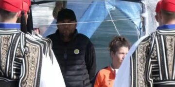 Alldaynews.gr Ο Πάνος Ρούτσι στάθηκε όρθιος μπροστά στους εύζωνες στην 21η ημέρα απεργίας πείνας