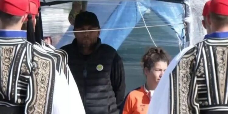 Alldaynews.gr Ο Πάνος Ρούτσι στάθηκε όρθιος μπροστά στους εύζωνες στην 21η ημέρα απεργίας πείνας