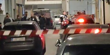 «Βγήκε από την πολυκατοικία με tie wrap στα χέρια και αίματα στο κεφάλι» λένε αυτόπτες μάρτυρες για το θρίλερ με έναν νεκρό και έναν τραυματία